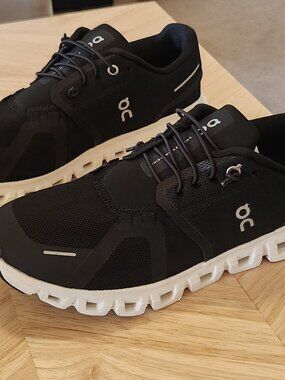 NEW On Clouds 5 Mens Size 8 - Black/White